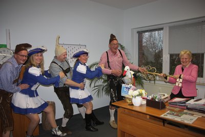 Zwerge des TTCC e.V. stürmten ins Rathaus der Gemeinde Hohe Börde und entwendeten der Bürgermeisterin Steffi Trittel den Rathausschlüssel. Zwerge des TTCC e.V. stürmten ins Rathaus der Gemeinde Hohe Börde und entwendeten der Bürgermeisterin Steffi Trittel den Rathausschlüssel.