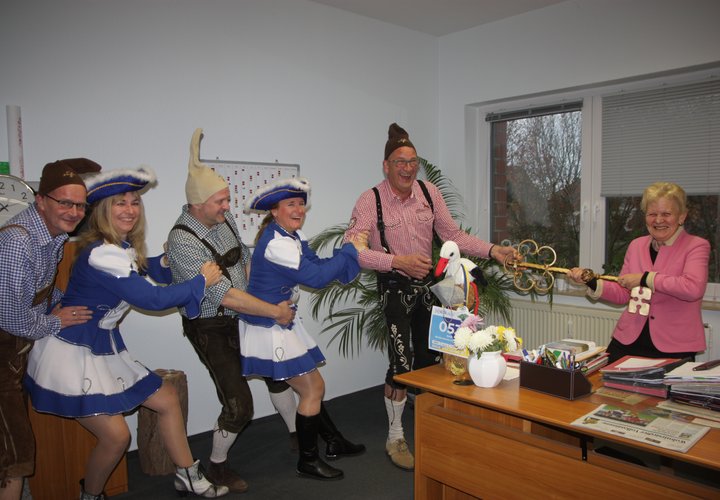 Zwerge des TTCC e.V. stürmten ins Rathaus der Gemeinde Hohe Börde und entwendeten der Bürgermeisterin Steffi Trittel den Rathausschlüssel.