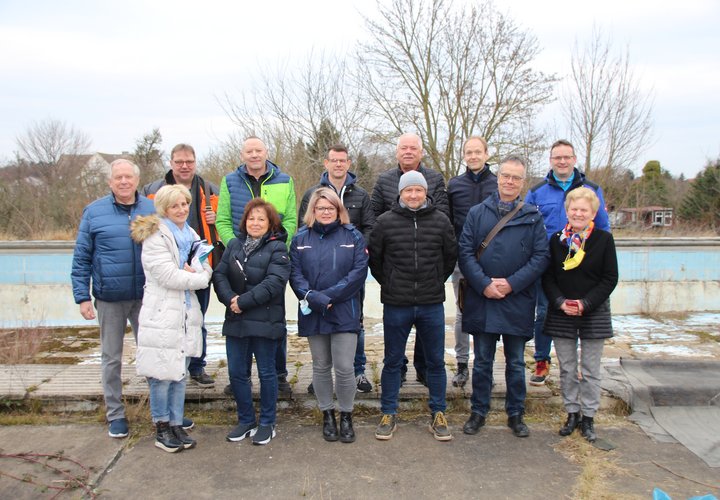 An der Bauanlaufberatung im Familiensportbad Niederndodeleben nahmen Ortsbürgermeister Wolfgang Schmid (1. Reihe von links), Sylke Stumpf (Bauplanerin), Janett Deicke (Projektsteuerung) und Kristina Schweinhagen (Kämmerin), Marco Dlugosch (Bauüberwachung), Stephan Götz (Beckenhersteller), Steffi Trittel (Bürgermeisterin), Axel Schüler (Planungsbüro) (2. Reihe von links), Heinz Ehrecke (Bauausschussvorsitzender), Christian Keune, Hans-Jörg Lumm (HB-Bau Gmbh), Florian Pötzsch (Vorsitzender des Schwimmbadvereins) und Chris Dörrer (Aqua-Projekt) teil.