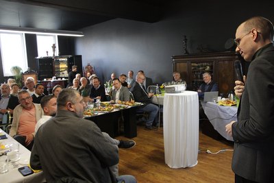 Avacon-Experte Johannes Latzel informierte die Gäste des Unternehmensfrühstücks über das Wesen der kommunalen Wärmeplanung.