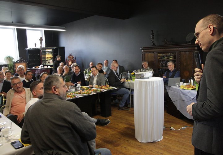 Avacon-Experte Johannes Latzel informierte die Gäste des Unternehmensfrühstücks über das Wesen der kommunalen Wärmeplanung.