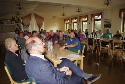 Zuschauer in einem Saal verfolgen geschehen auf der Bühne