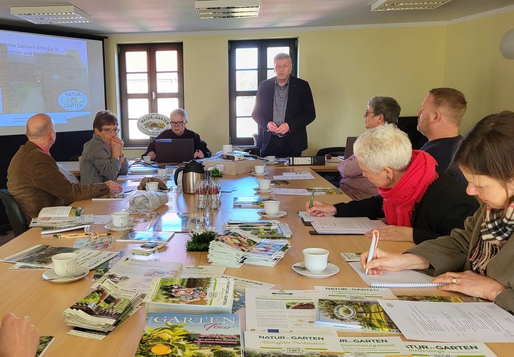 Gemeindebürgermeister Andreas Burger begrüßte die Berater der „Natur im Garten“-Bewegung Sachsen-Anhalts im Groß Santersleber Hopfenhaus.