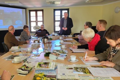Gemeindebürgermeister Andreas Burger begrüßte die Berater der „Natur im Garten“-Bewegung Sachsen-Anhalts im Groß Santersleber Hopfenhaus.