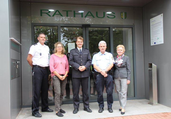 Hauptkommissar Sebastian Richter (von links), die stellvertretende Bürgermeisterin Kerstin Pitschmann, Kommissar Nico Walther, Polizeihauptmeister Jens Ruhnke und Bürgermeisterin Steffi Trittel vor dem Rathaus der Gemeinde Hohe Börde.