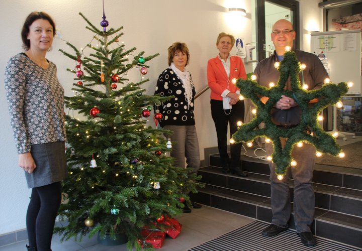 Avacon-Kommunalreferentin Antje Klimek (von links), Rathausmitarbeiterin Corinna Neuhoff, Bürgermeisterin Steffi Trittel und Bauamtsleiter Rüdiger Schmidt bei der Übergabe des LED-Weihnachtssternes.
