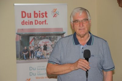 Stiftungsvorstandsmitglied Dr. Ernst Daenecke berichtet regelmäßig in den Veranstaltungen der Stiftung „Leben in der Hohen Börde“ über deren Ziele. Stiftungsvorstandsmitglied Dr. Ernst Daenecke berichtet regelmäßig in den Veranstaltungen der Stiftung „Leben in der Hohen Börde“ über deren Ziele.
