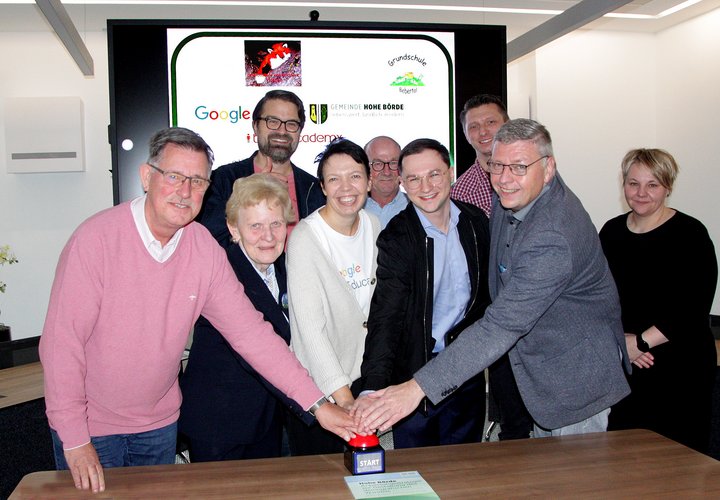 Gruppenbild bei symbolischen Startschuss mit Buzzer