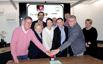 Gruppenbild bei symbolischen Startschuss mit Buzzer