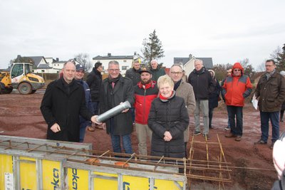 René Stürmer (Vorsitzender des Gemeinderates Hohe Börde), Bauamtsleiter Rüdiger Schmidt, Ortbürgermeister Jens Göttinger, Kita-Leiter Steve Zaruba, Bürgermeisterin Steffi Trittel und Architekt Volker Seidl (von links nach rechts) versenkten die Kapsel im Grundstein der neuen Niederndodeleber Kita.