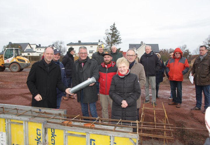 René Stürmer (Vorsitzender des Gemeinderates Hohe Börde), Bauamtsleiter Rüdiger Schmidt, Ortbürgermeister Jens Göttinger, Kita-Leiter Steve Zaruba, Bürgermeisterin Steffi Trittel und Architekt Volker Seidl (von links nach rechts) versenkten die Kapsel im Grundstein der neuen Niederndodeleber Kita. 