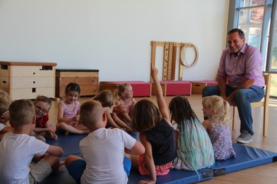 Die Kitakinder der Kita „Olbespatzen“ bekamen Besuch vom neuen Bürgermeister. Die Kitakinder der Kita „Olbespatzen“ bekamen Besuch vom neuen Bürgermeister.
