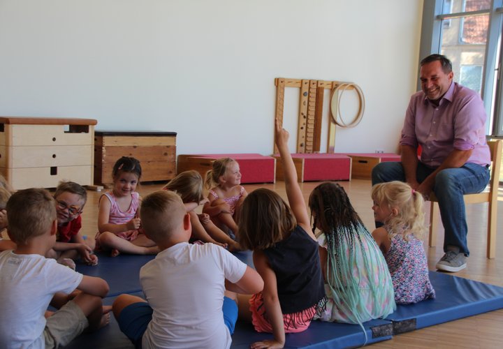 Die Kitakinder der Kita „Olbespatzen“ bekamen Besuch vom neuen Bürgermeister.
