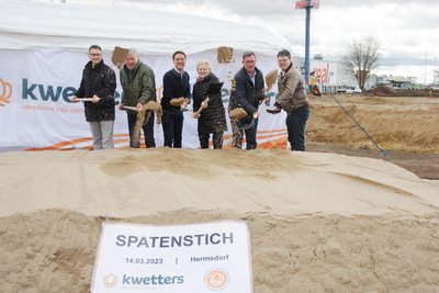 Geschäftsführer Rik Tijsse Klasen (3. V. li.) vollzog mit den Vertretern der Gemeinde Hohe Börde den symbolischen ersten Spatenstich für die hochmoderne Eierpackanlage in Hermsdorf. 
