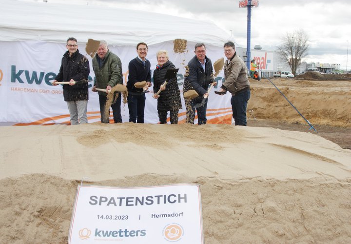 Geschäftsführer Rik Tijsse Klasen (3. V. li.) vollzog mit den Vertretern der Gemeinde Hohe Börde den symbolischen ersten Spatenstich für die hochmoderne Eierpackanlage in Hermsdorf. 