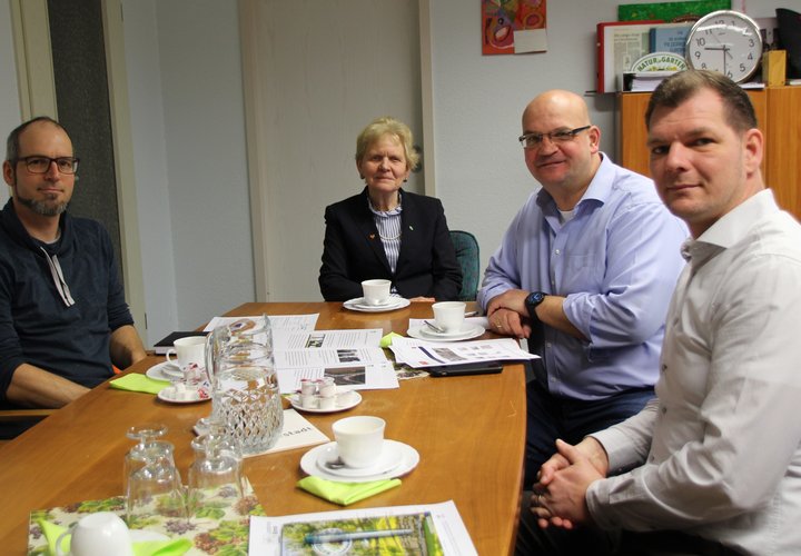 Der Leiter der Straßenmeisterei Ebendorf Markus Krenz (von links) in Absprache mit Bürgermeisterin Steffi Trittel, Bauamtsleiter Rüdiger Schmidt und Bauhofleiter Christoph Weidig. 