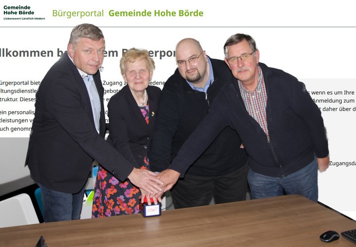 Quartett am Buzzer vor einem Bildschirm 