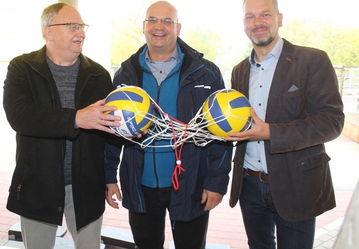 Zur Eröffnungsfeier der Schulsporthalle bekam Siegfried Kinast (links) als Sportvereinsvorsitzender des Bebertaler SV 1931 e.V. und Maik Preikschas als Schulleiter der Bebertaler Grundschule „An den Wellenbergen“ (rechts) von Rüdiger Schmidt Bauamtsleiter der Gemeinde Hohe Börde (mitte) je einen Sportball überreicht.