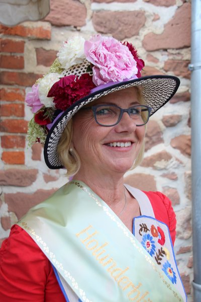 Die Holunderhutkönigin wurde 2017 in Wellen Stefanie Hollburg. Die Holunderhutkönigin wurde 2017 in Wellen Stefanie Hollburg.