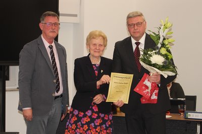 Die ersten Gratulanten nach der Ernennung von Andreas Burger zum Bürgermeister waren die noch amtierende Gemeindebürgermeisterin Steffi Trittel und der stellvertretende Gemeinderatsvorsitzende Jürgen Kebernik.