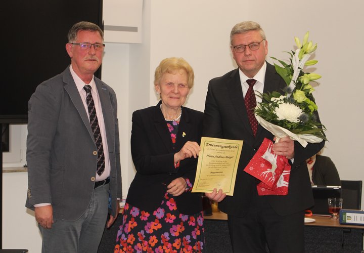 Die ersten Gratulanten nach der Ernennung von Andreas Burger zum Bürgermeister waren die noch amtierende Gemeindebürgermeisterin Steffi Trittel und der stellvertretende Gemeinderatsvorsitzende Jürgen Kebernik.