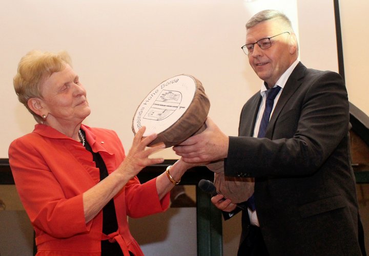 Als Zeichen der Übergabe der Amtsgeschäfte gab es von Steffi Trittel ein hölzernes Siegel für ihren Nachfolger Andreas Burger.