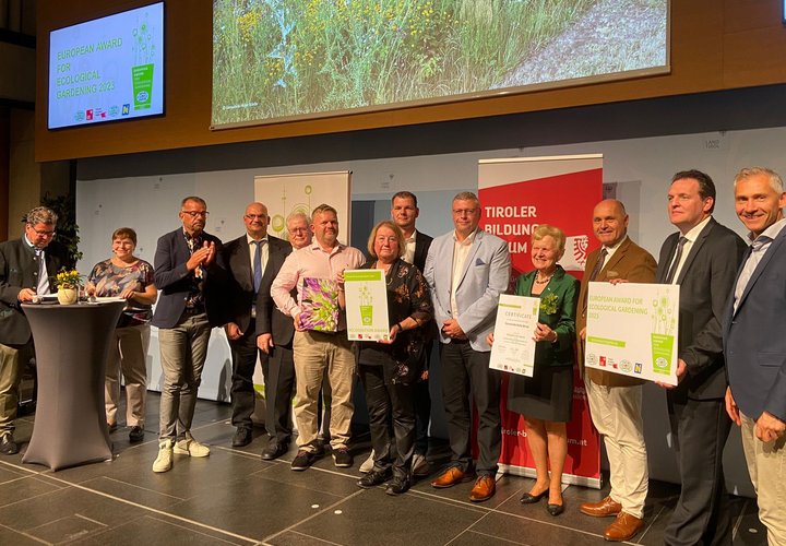 Gruppenbild von einer Preisverleihung auf der Bühne 