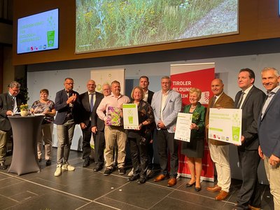 Gruppenbild von einer Preisverleihung auf der Bühne