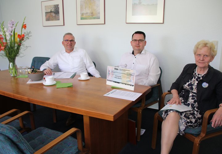  Den Scheck über 2.980 Euro nahm Bürgermeisterin Steffi Trittel (v.r.n.l) am 10. August von ÖSA-Agenturleiter Sebastian Wieland und Frank Meyer, ÖSA-Abteilungsdirektor Kommunen und Wohnungswirtschaft, entgegen.