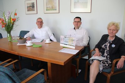 Den Scheck über 2.980 Euro nahm Bürgermeisterin Steffi Trittel (v.r.n.l) am 10. August von ÖSA-Agenturleiter Sebastian Wieland und Frank Meyer, ÖSA-Abteilungsdirektor Kommunen und Wohnungswirtschaft, entgegen. Den Scheck über 2.980 Euro nahm Bürgermeisterin Steffi Trittel (v.r.n.l) am 10. August von ÖSA-Agenturleiter Sebastian Wieland und Frank Meyer, ÖSA-Abteilungsdirektor Kommunen und Wohnungswirtschaft, entgegen.