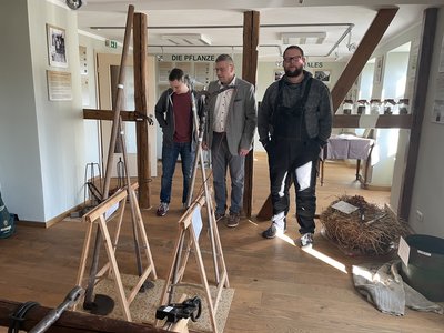 Rathausmitarbeiter Eric Körner, Groß Santerslebens Ortsbürgermeister Andreas Burger und der Rottmersleber Bierbrauer trafen sich zu einem Vorbereitungsgespräch in der Ausstellung des Hopfen-Info-Hauses. Am 6. August soll das Fest des Bieres gefeiert werden. 