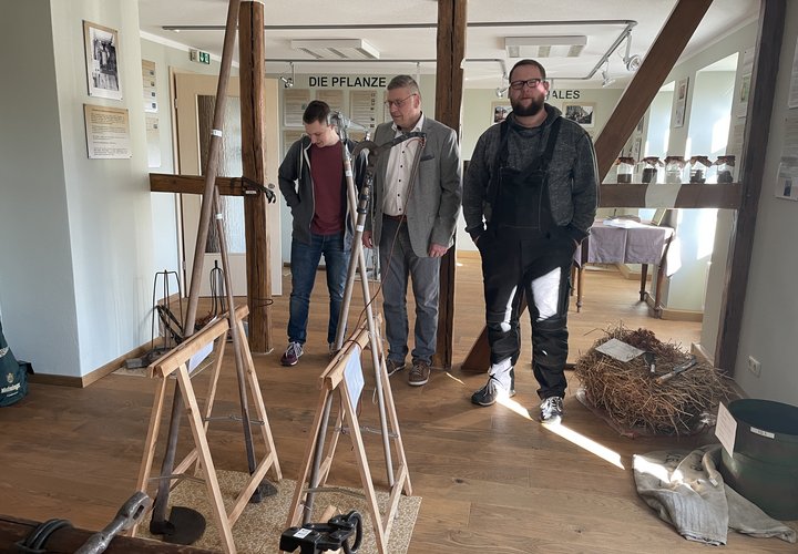 Rathausmitarbeiter Eric Körner, Groß Santerslebens Ortsbürgermeister Andreas Burger und der Rottmersleber Bierbrauer trafen sich zu einem Vorbereitungsgespräch in der Ausstellung des Hopfen-Info-Hauses. Am 6. August soll das Fest des Bieres gefeiert werden. 