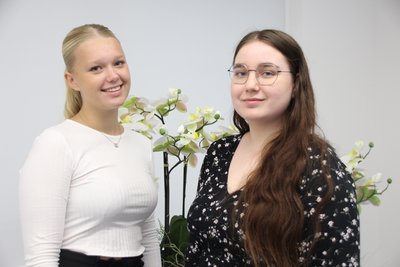 Larissa Milane Jenrich (links) und Viktoria Hoppe haben im August 2022 ihre Ausbildung bei der Gemeinde Hohe Börde begonnen. Larissa Milane Jenrich (links) und Viktoria Hoppe haben im August 2022 ihre Ausbildung bei der Gemeinde Hohe Börde begonnen.