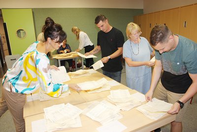 Bei der Stimmenauszählung wie hier im Irxleber Wahllokal hatten die ehrenamtlichen Wahlhelfer viel zu tun.