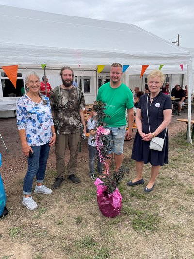 Steffi Trittel (von rechts) überreichte beim Kleingartenfest in Niederndodeleben eine Holunderpflanze an Martin Möbius (Vorstand) 2.v.r, Tino Fauk und Christine Warmers. Steffi Trittel (von rechts) überreichte beim Kleingartenfest in Niederndodeleben eine Holunderpflanze an Martin Möbius (Vorstand) 2.v.r, Tino Fauk und Christine Warmers.