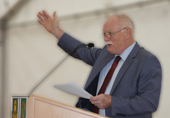 Professor Mathias Tullner hält einen Vortrag.