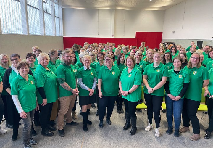 Staatsekretärin Susi Möbbeck (Bildmitte) schlüpfte für das Gruppenbild des pädagogischen Fachtags in das grüne Bildungstrikot der Gemeinde Hohe Börde. 