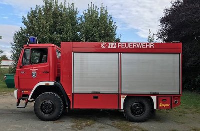 Feuerwehrfahrzeug in der Seitenansicht