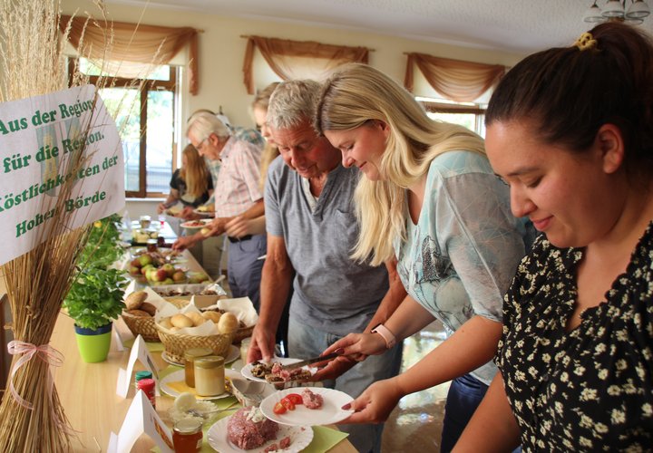 Das Vorbereitungsfrühstück mit regionalen Spezialitäten hat für die Akteure der Veranstaltung „Tag der Regionen 2022“ am 25. August im Dorfgemeinschaftshaus Bornstedt stattgefunden.