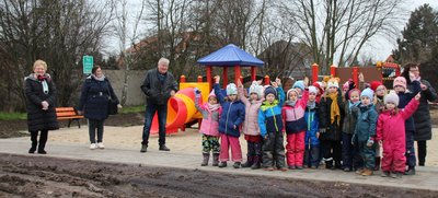 Die Kita „Abenteuerland“ aus Hermsdorf eröffnete den neuen Spielplatz im Wohngebiet „Am Pappelwald“ gemeinsam mit der Bürgermeisterin Steffi Trittel (von links), Rathausmitarbeiterin Jasmin Heimer und Ortsbürgermeister Dieter Dähnhardt. Die Kita „Abenteuerland“ aus Hermsdorf eröffnete den neuen Spielplatz im Wohngebiet „Am Pappelwald“ gemeinsam mit der Bürgermeisterin Steffi Trittel (von links), Rathausmitarbeiterin Jasmin Heimer und Ortsbürgermeister Dieter Dähnhardt.
