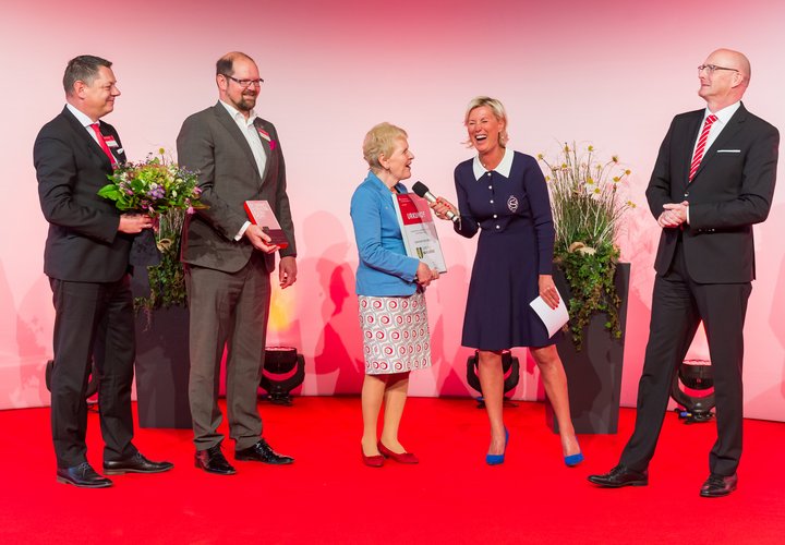 Markus Latz, Vorstandsvorsitzender der Kreissparkasse Börde, Landrat des Landkreises Börde, Martin Stichnoth (1. und 2. Von links) gratulierten gemeinsam mit Fernsehmoderatorin Kamilla Senjo und OSV-Präsident Ludger Weskamp (rechts) Bürgermeisterin Steffi Trittel (Bildmitte) zur Auszeichnung als Kommune des Jahres 2022“ in Sachsen-Anhalt. 