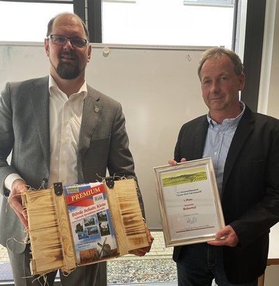 Zwei Männer bei einer Gratulation