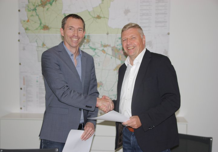 Bürgermeister Andreas Burger und Galileo- Geschäftsführer Alan Drew haben eine Absichtserklärung für die Errichtung von Solarfeldern unterzeichnet.