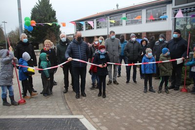 Planungsbüro Wolfram Westhus (von links), Bürgermeisterin Steffi Trittel, Ortsbürgermeister Jürgen Heitmüller, Gemeinderatsvorsitzender René Stürmer, Schülerratsvertreterin Anne Maja Vogel, Schülerinnen und Schüler der Grundschule „Am Wildpark Planungsbüro Wolfram Westhus (von links), Bürgermeisterin Steffi Trittel, Ortsbürgermeister Jürgen Heitmüller, Gemeinderatsvorsitzender René Stürmer, Schülerratsvertreterin Anne Maja Vogel, Schülerinnen und Schüler der Grundschule „Am Wildpark“ und Bauamtsleiter Rüdiger Schmidt (rechts).