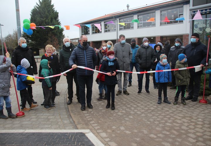 Planungsbüro Wolfram Westhus (von links), Bürgermeisterin Steffi Trittel, Ortsbürgermeister Jürgen Heitmüller, Gemeinderatsvorsitzender René Stürmer, Schülerratsvertreterin Anne Maja Vogel, Schülerinnen und Schüler der Grundschule „Am Wildpark“ und Bauamtsleiter Rüdiger Schmidt (rechts).