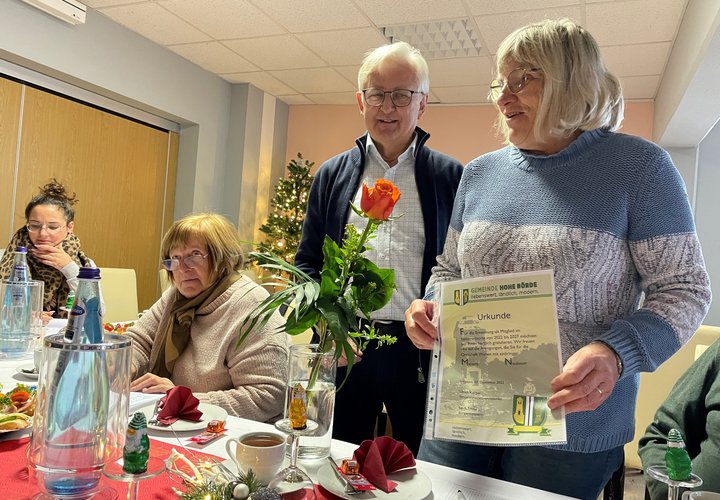 Die Ernennungsurkunde als Mitglied im Seniorenbeirat erhielt Martina Neubauer in der Seniorenbeiratssitzung am 7.Dezember im Café in Niederndodeleben.