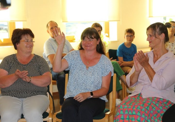 Sibille Klug (Präsidentin des Landfrauenverbands ) (von links), Anke Busse (Kulturausschussvorsitzende der Gemeinde Hohe Börde) Kerstin Frenzel (Gemeinderatsmitglied) bei der Austauschveranstaltung „Frauen stärken in der Hohen Börde“.