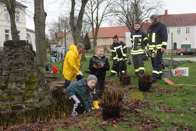 Dorfbewohner aller Generation beteiligten sich wie hier am Groß Santersleber Teich am 9. Freiwilligentag der Hohen Börde.