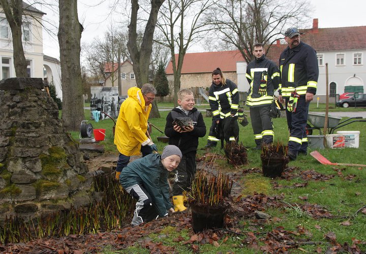 Dorfbewohner aller Generation beteiligten sich wie hier am Groß Santersleber Teich am 9. Freiwilligentag der Hohen Börde. 