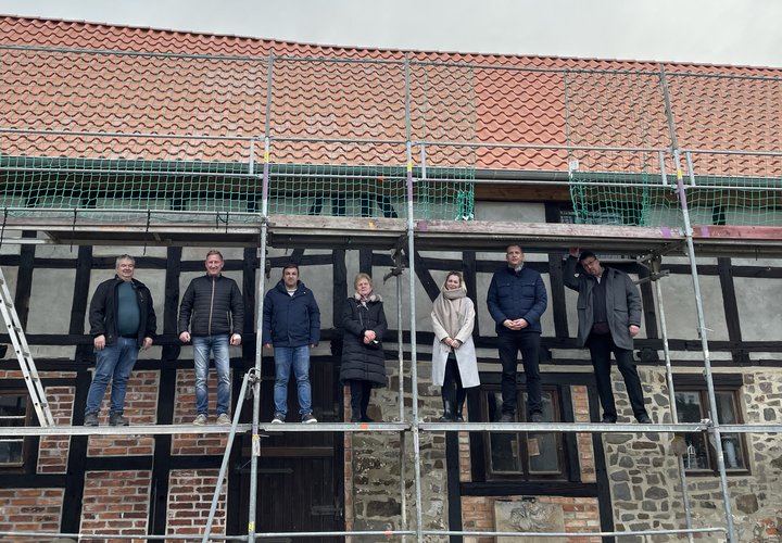 Auf dem Baugerüst an der Ackendorfer Museumsscheune feierten die Ackendorfer die fertigstellung des Daches. 